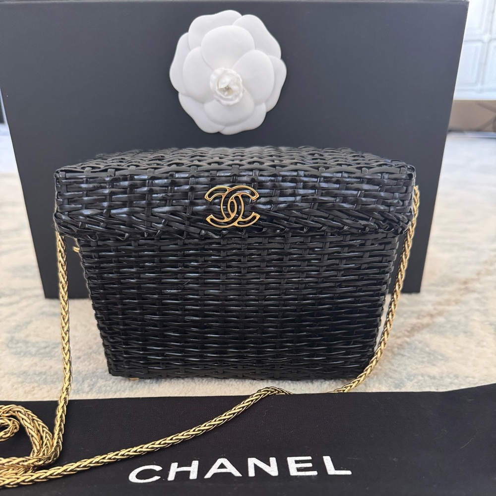 Rare! CHANEL Black Wicker Basket Bag with Gold Chain - Picture 3 of 5